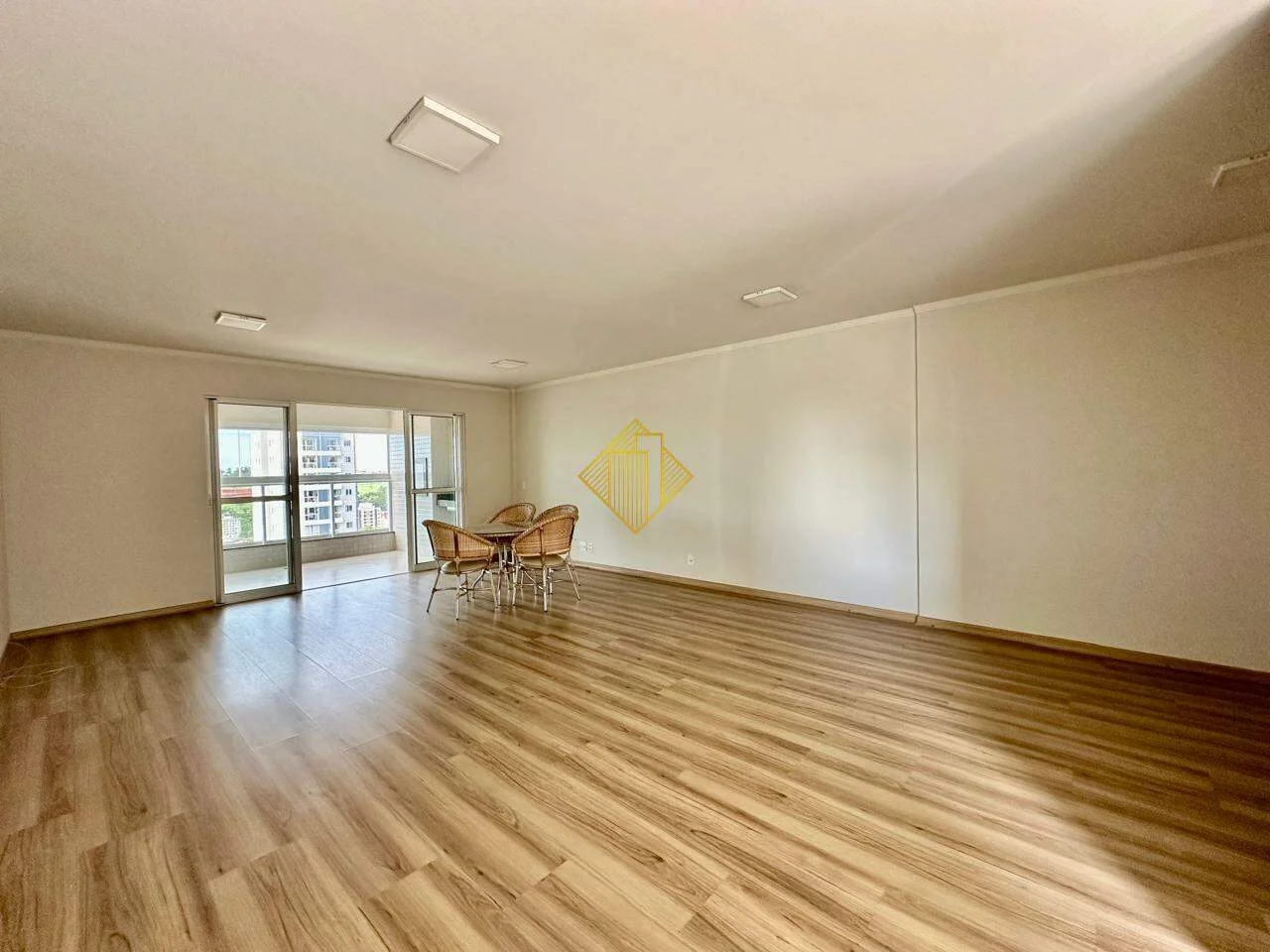 Apartamento semi mobiliado 03 suites duas vagas lazer completo centro Cascavel Pr
