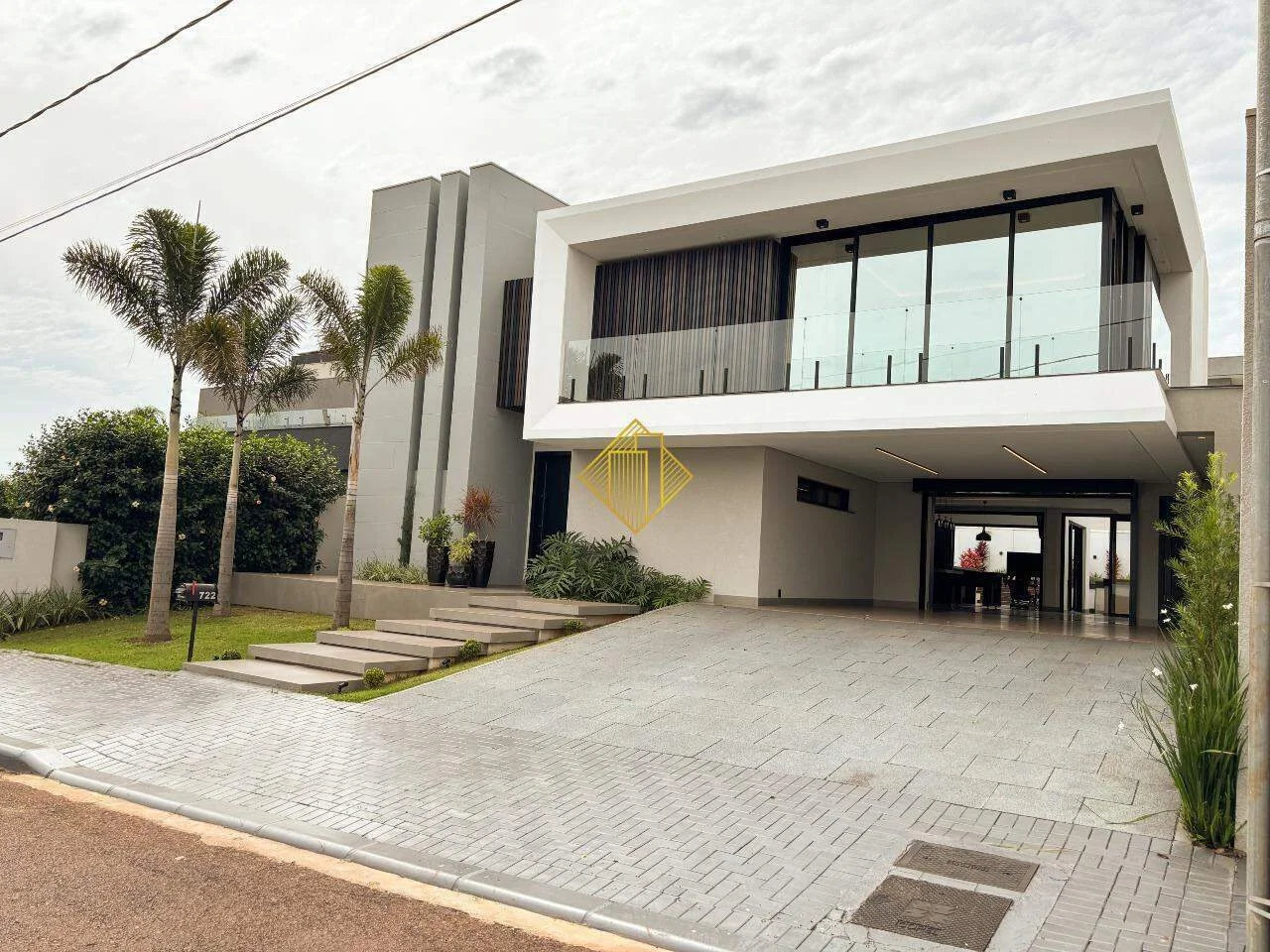 Sobrado com 4 suítes no Treviso