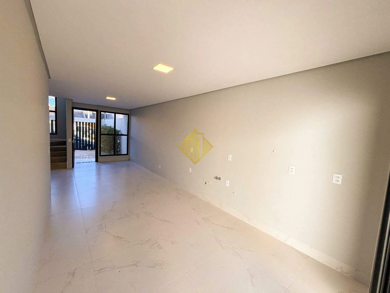 Sobrado com sobra de terreno com excelente localização