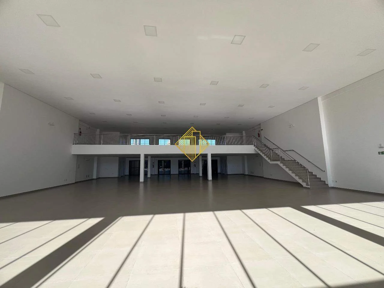 SALA COMERCIAL COM MEZANINO PARA LOCAÇÃO NA VILA INDUSTRIAL EM TOLEDO - PARANÁ