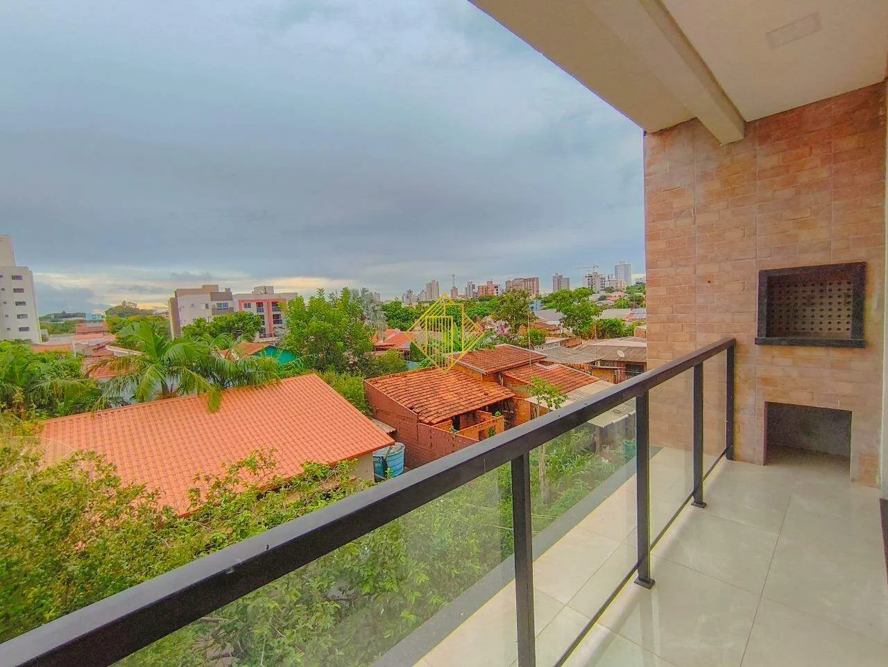 Apartamento à venda com suíte e sacada ampliável no Jardim Gisela em Toledo PR
