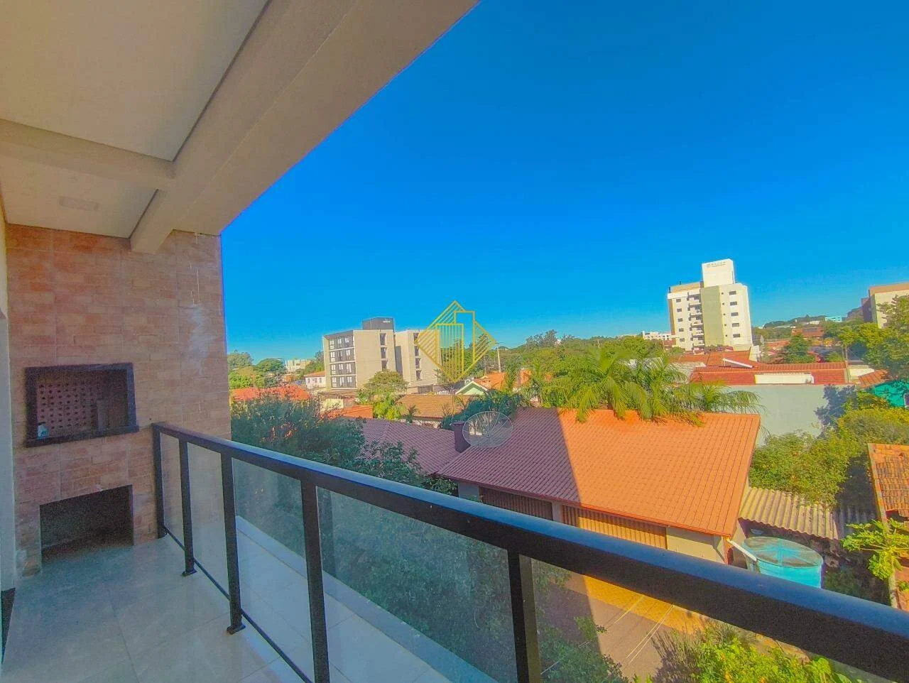 Apartamento à venda com suíte e sacada ampliável no Jardim Gisela em Toledo PR