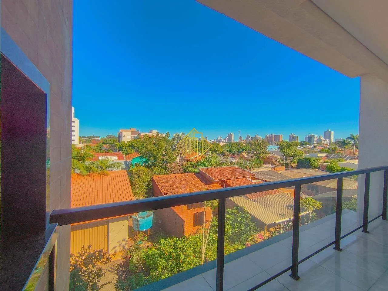 Apartamento à venda com suíte e sacada ampliável no Jardim Gisela em Toledo PR