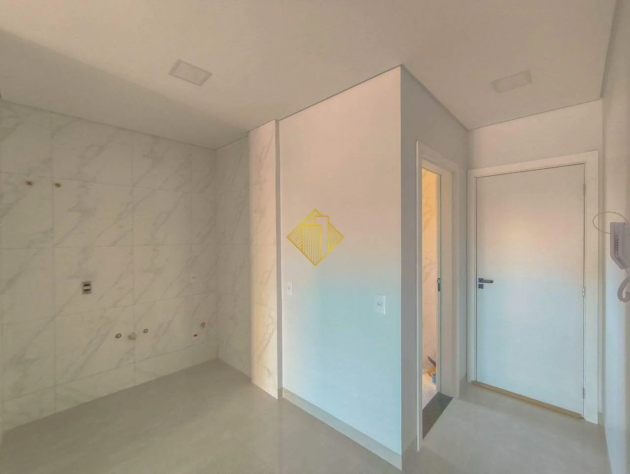 Apartamento à venda com suíte e sacada ampliável no Jardim Gisela em Toledo PR