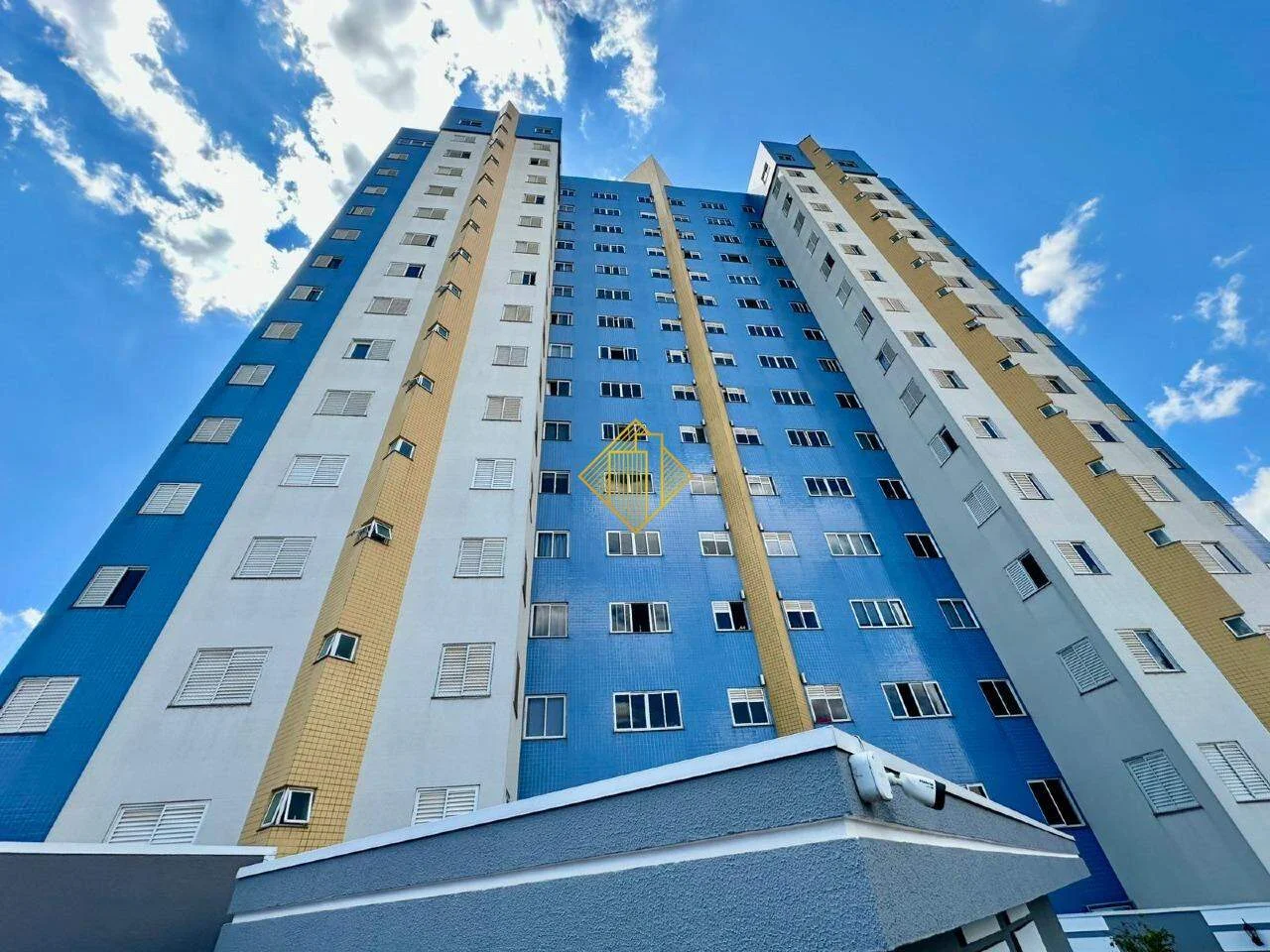 Apartamento semi mobiliado com suíte, dois quartos e duas vagas Centro Cascavel Pr