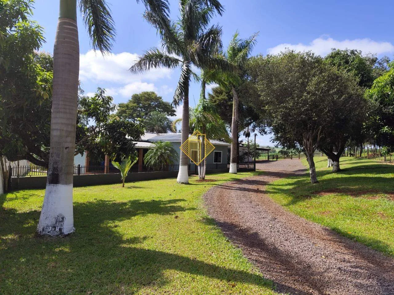 ** Chacará a venda, piscina, barracão 400 m², casa de lage com 05 quartos, estrutura com tanque para peixes Toledo PR**