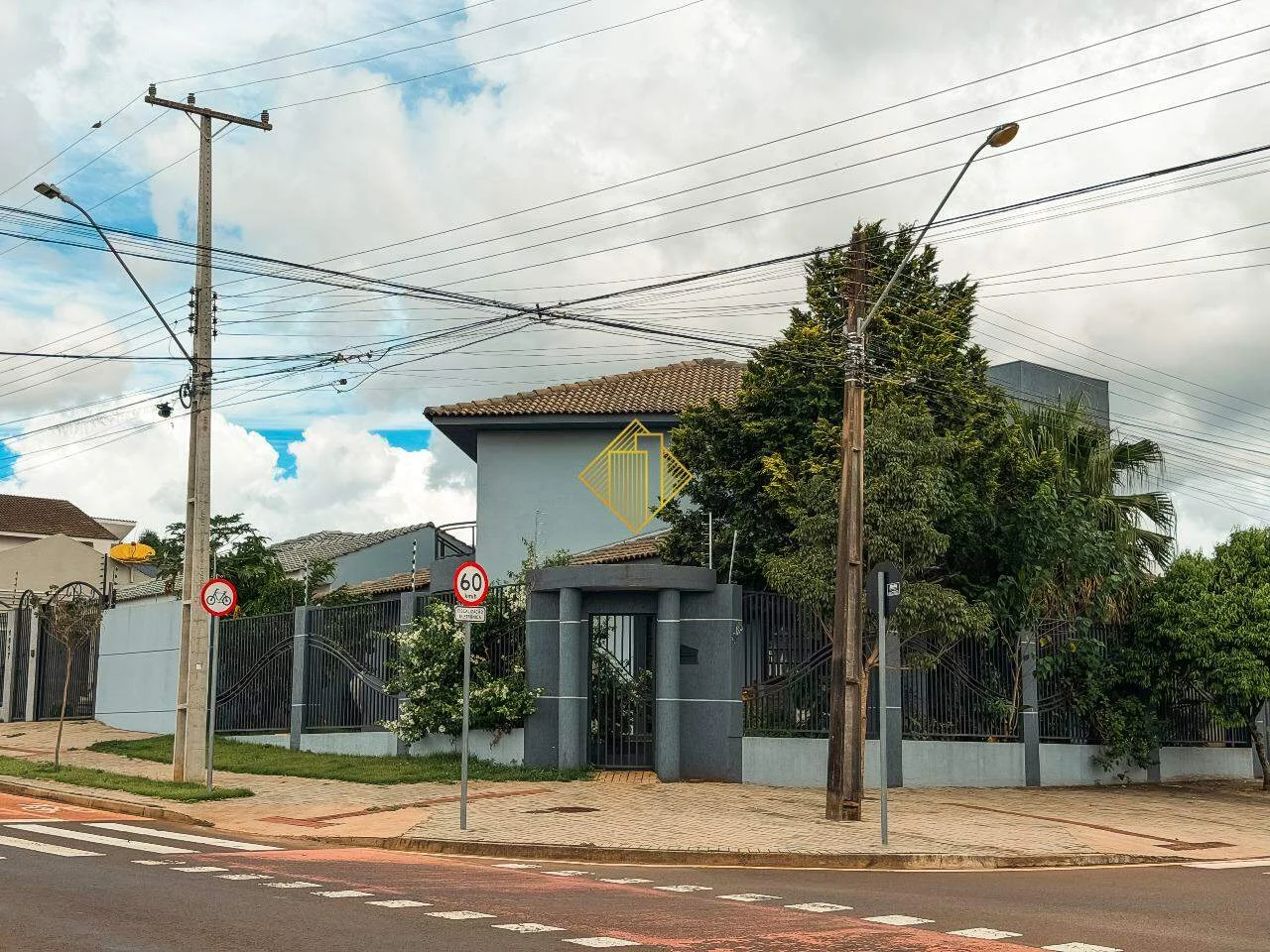 Sobrado Residencial Frente em Cascavel – 4 Dorms, 2 Suítes, 3 Varandas e Acabamento em Porcelanato/Taco