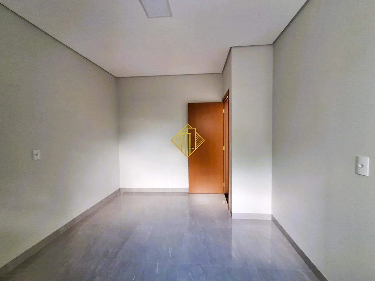 CASA COM SUÍTE NO JARDIM TOCANTINS EM TOLEDO-PARANÁ