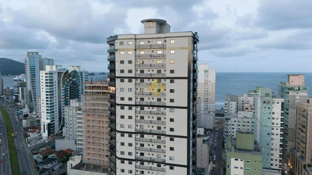 Apartamento com 3 suítes em meia praia