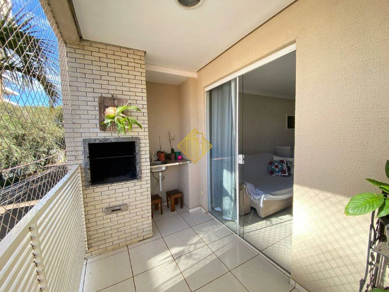APARTAMENTO NO CENTRO DE CASCAVEL COM 2 QUARTOS - SACADA COM CHURRASQUEIRA