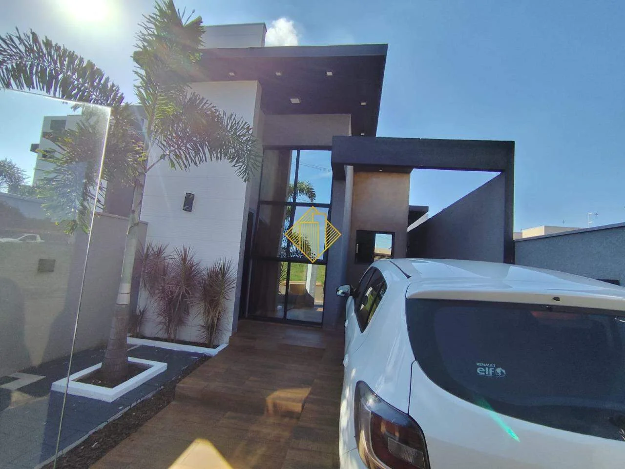 Casa com 1 suíte mais 2 quartos