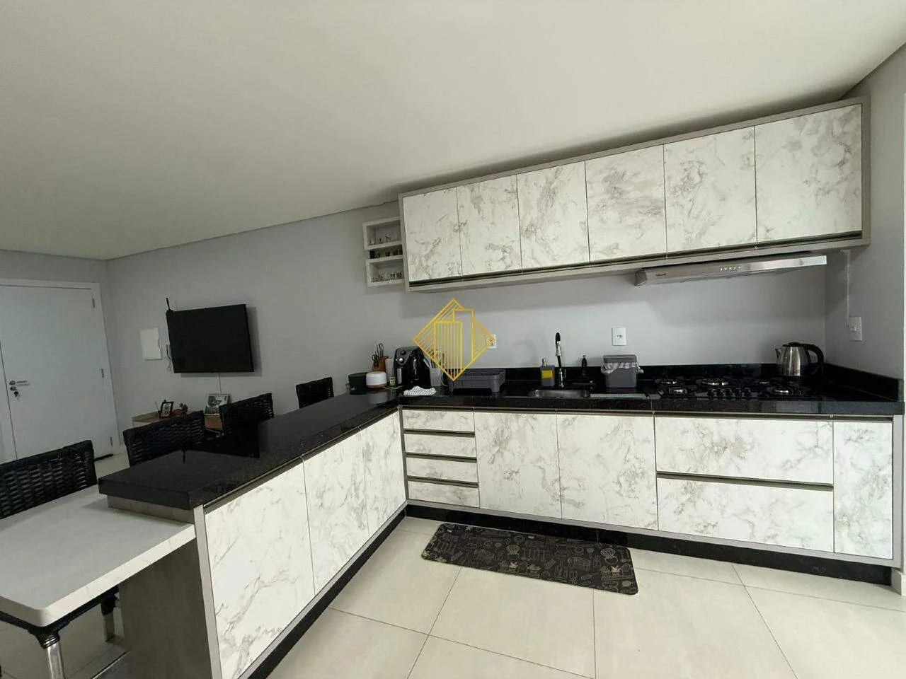 Apartamento na Industrial com 1 suíte e 1 demi-suíte.