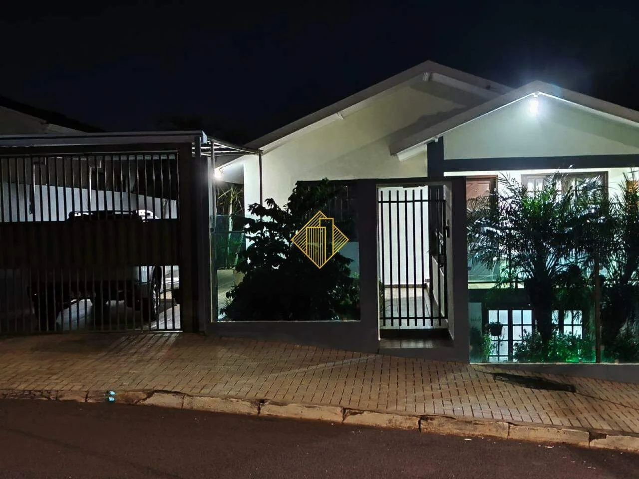 **AMPLA CASA, SEMI MOBILIADA COM 04 QUARTOS E PISCINA A VENDA EXCELENTE LOCALIZAÇÃO JD PORTO ALEGRE EM TOLEDO -PR**