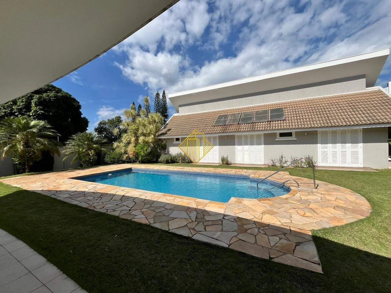 CASA SEMIMOBILIADA COM PISCINA EM TOLEDO-PARANÁ
