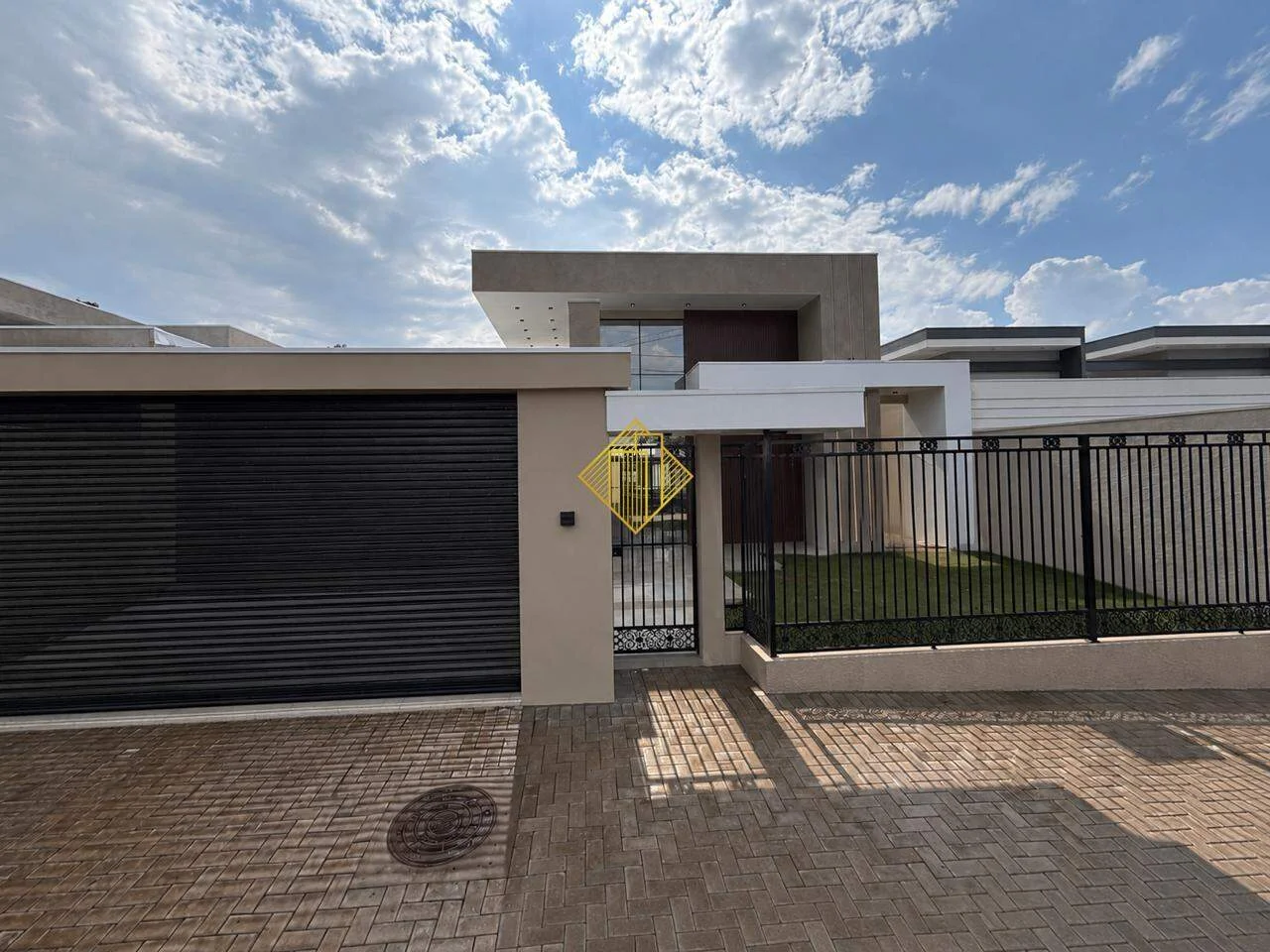 CASA DE ALTO PADRÃO A VENDA NO JARDIM PANCERA COM 03 QUARTOS, 01 SUITE COM CLOSET, PISCINA E SOBRA DE TERRENO