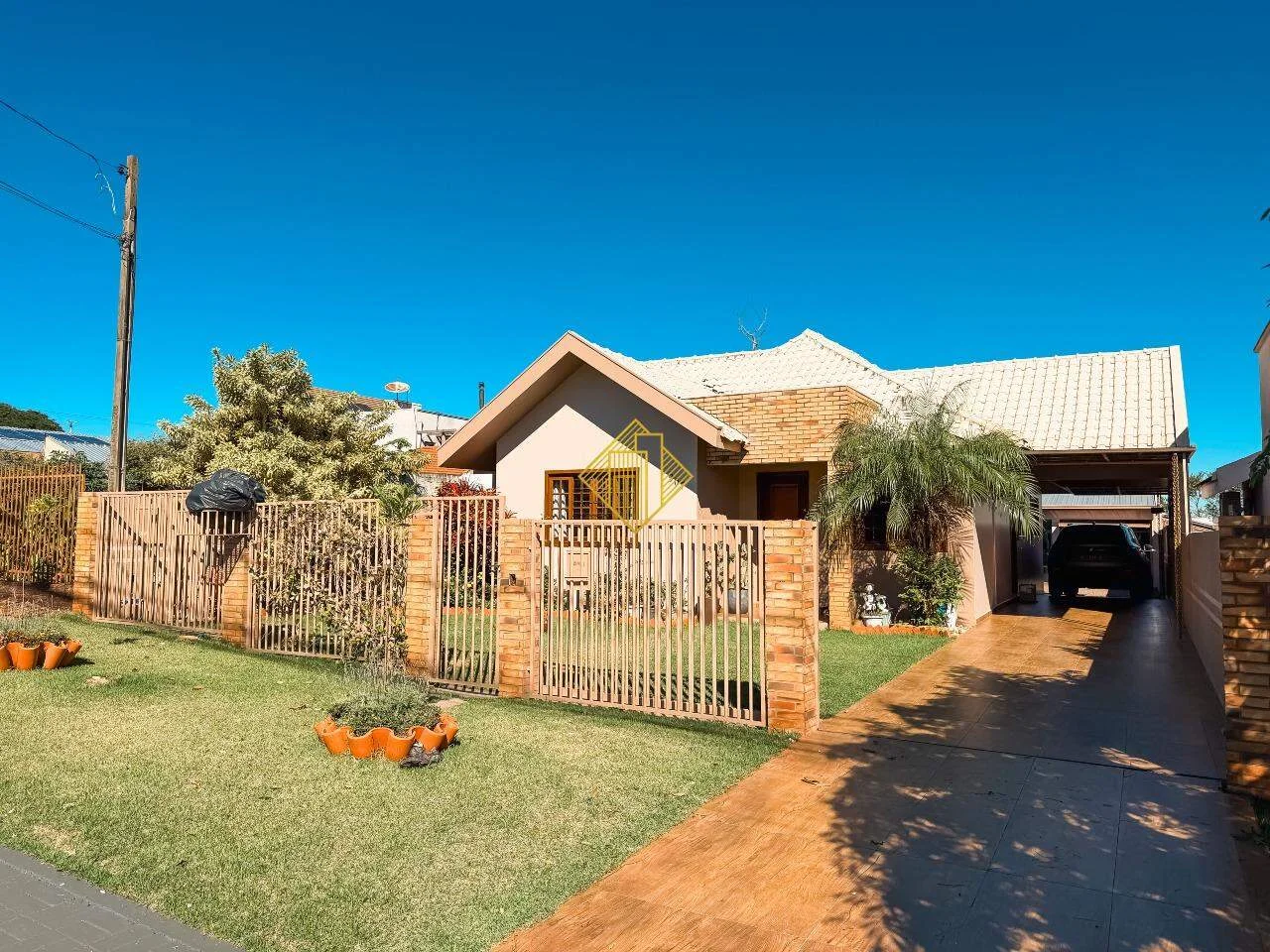 Casa com suíte, edícula e ampla sobra de terreno no Pancera.