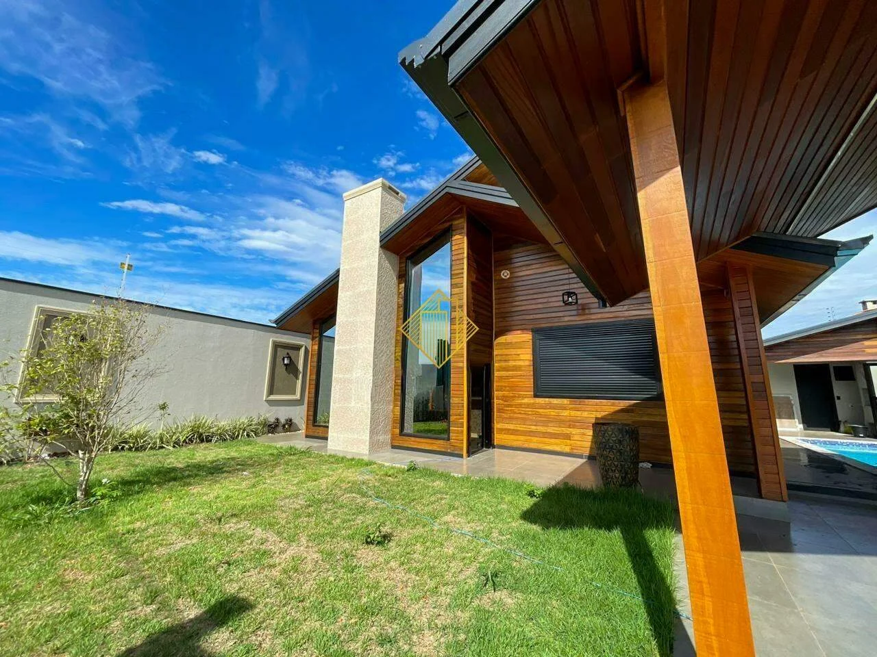 Casa com acabamento premium em madeira nobre!