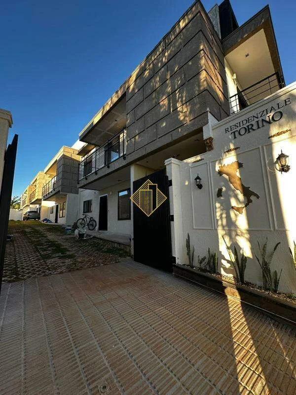 Sobrado à venda em condomínio fechado com 1 suíte + 2 quartos com 160m2.