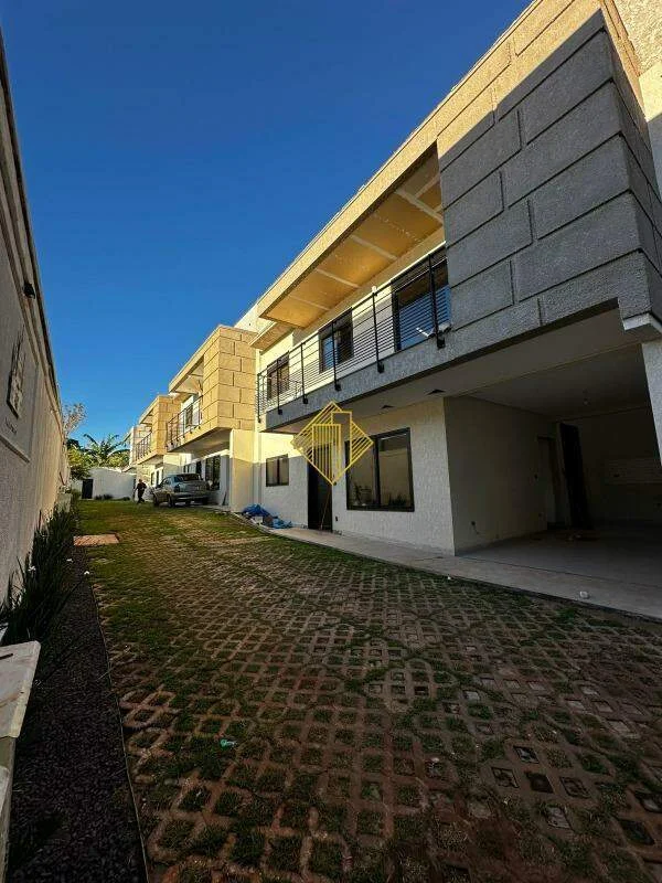 Sobrado à venda em condomínio fechado com 1 suíte + 2 quartos com 130m2.