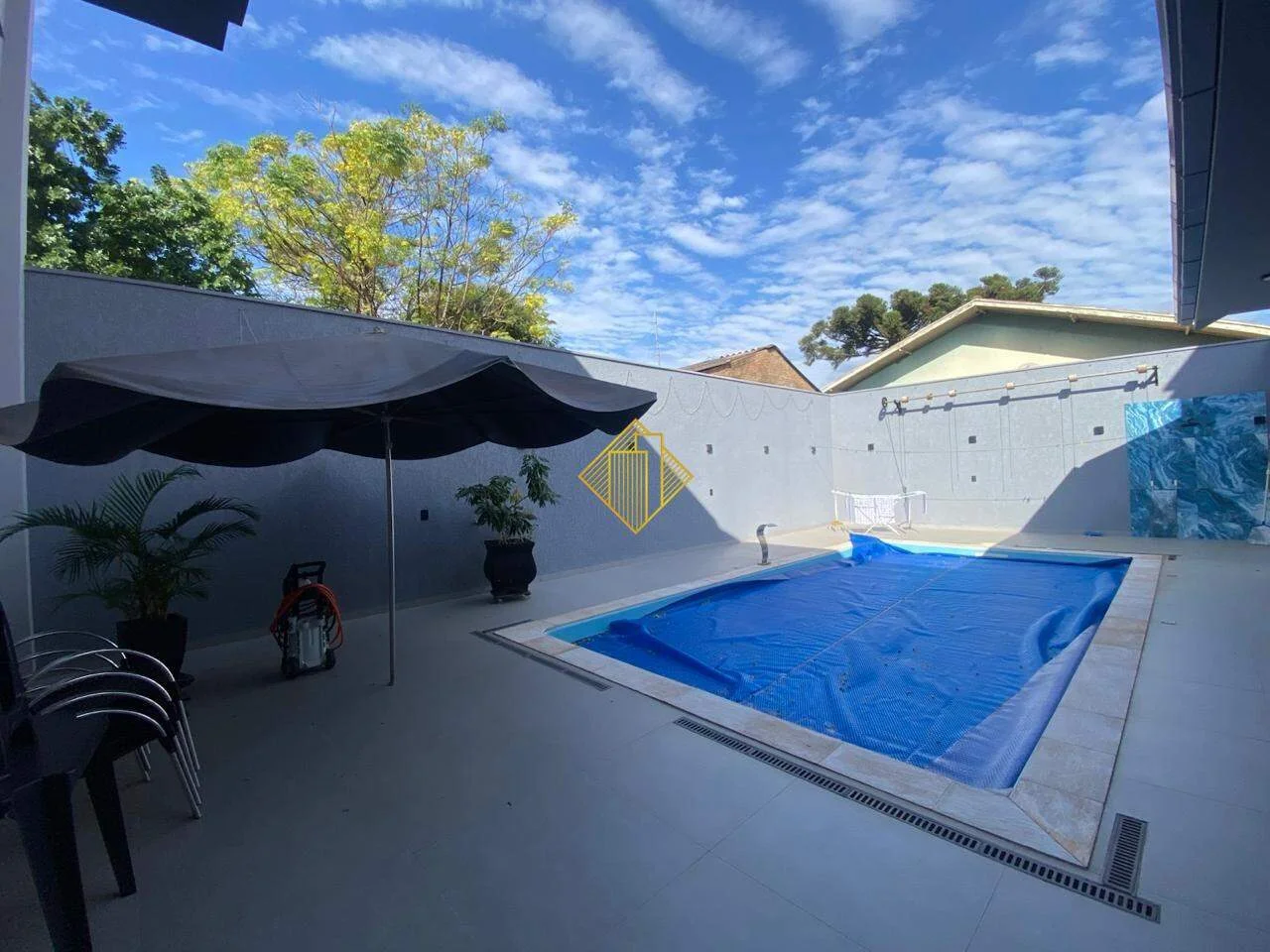 SOBRADO SEMI MOBILIADO COM PISCINA PARA LOCAÇÃO NA VILA INDUSTRIAL - TOLEDO/PARANÁ