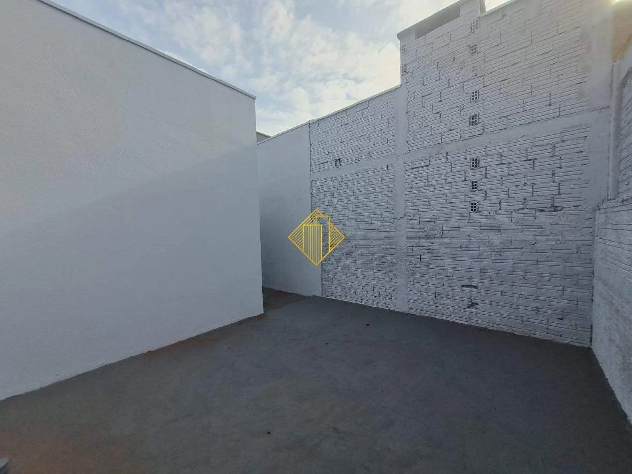 CASA À VENDA COM 02 QUARTOS, GARAGEM COBERTA NO JARDIM PANORAMA II