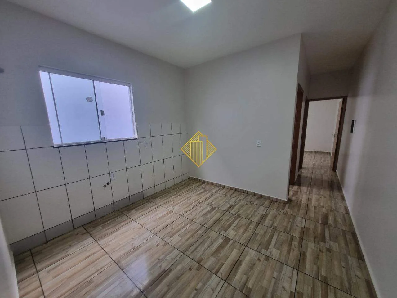 CASA À VENDA COM 02 QUARTOS, GARAGEM COBERTA NO JARDIM PANORAMA II