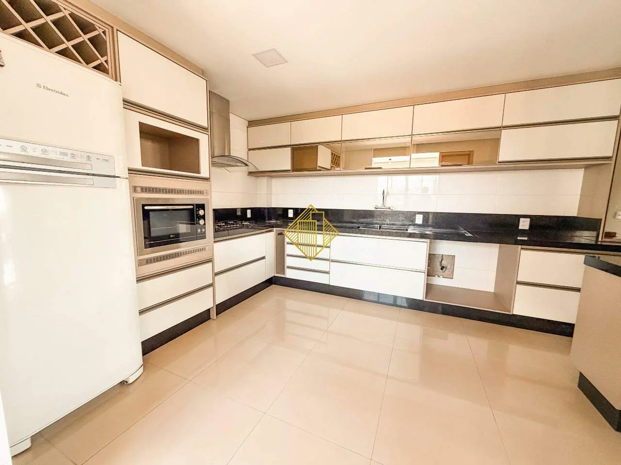 APARTAMENTO AMPLO SEMI MOBILIADO EM LOCALIZAÇÃO PRIVILEGIADA EM TOLEDO-PARANÁ