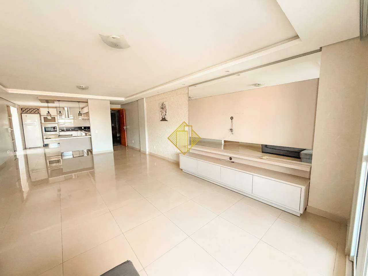 APARTAMENTO AMPLO SEMI MOBILIADO EM LOCALIZAÇÃO PRIVILEGIADA EM TOLEDO-PARANÁ