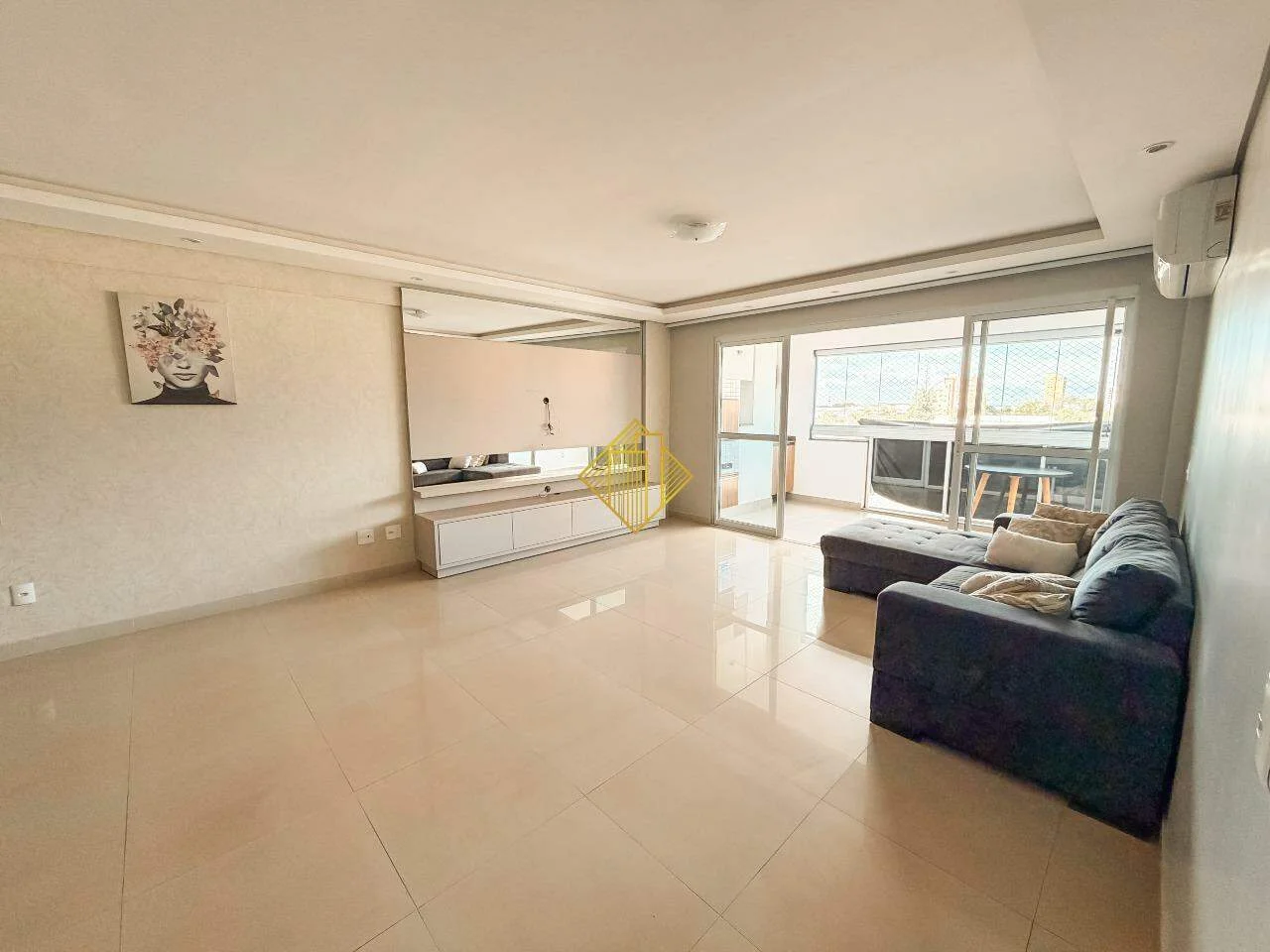 APARTAMENTO AMPLO SEMI MOBILIADO EM LOCALIZAÇÃO PRIVILEGIADA EM TOLEDO-PARANÁ