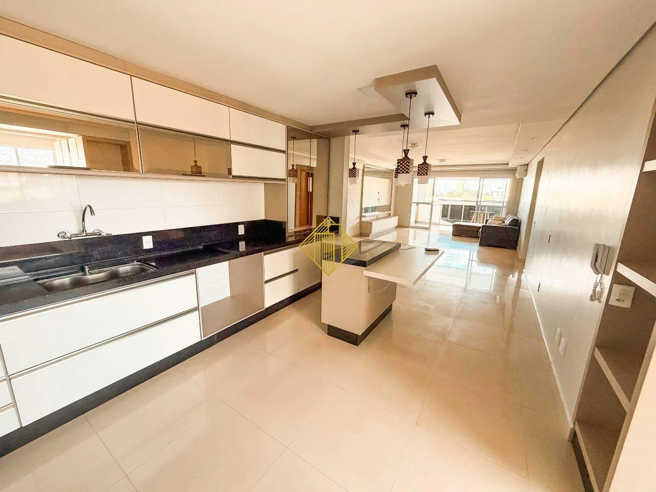 APARTAMENTO AMPLO SEMI MOBILIADO EM LOCALIZAÇÃO PRIVILEGIADA EM TOLEDO-PARANÁ