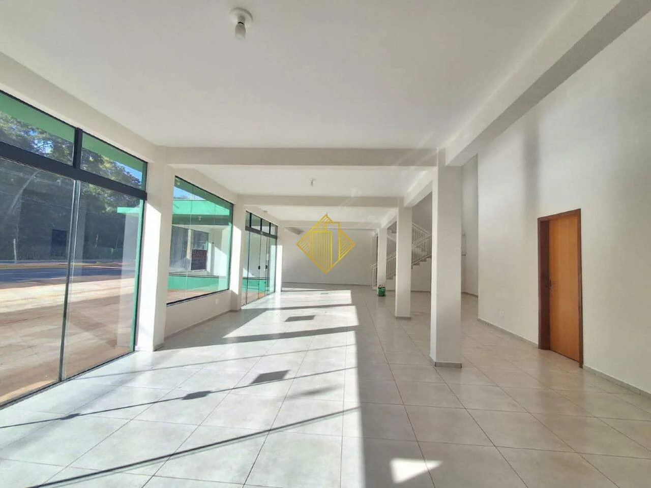 SALA COMERCIAL COM MEZANINO PARA LOCAÇÃO NO JARDIM COOPAGRO EM TOLEDO-PARANÁ