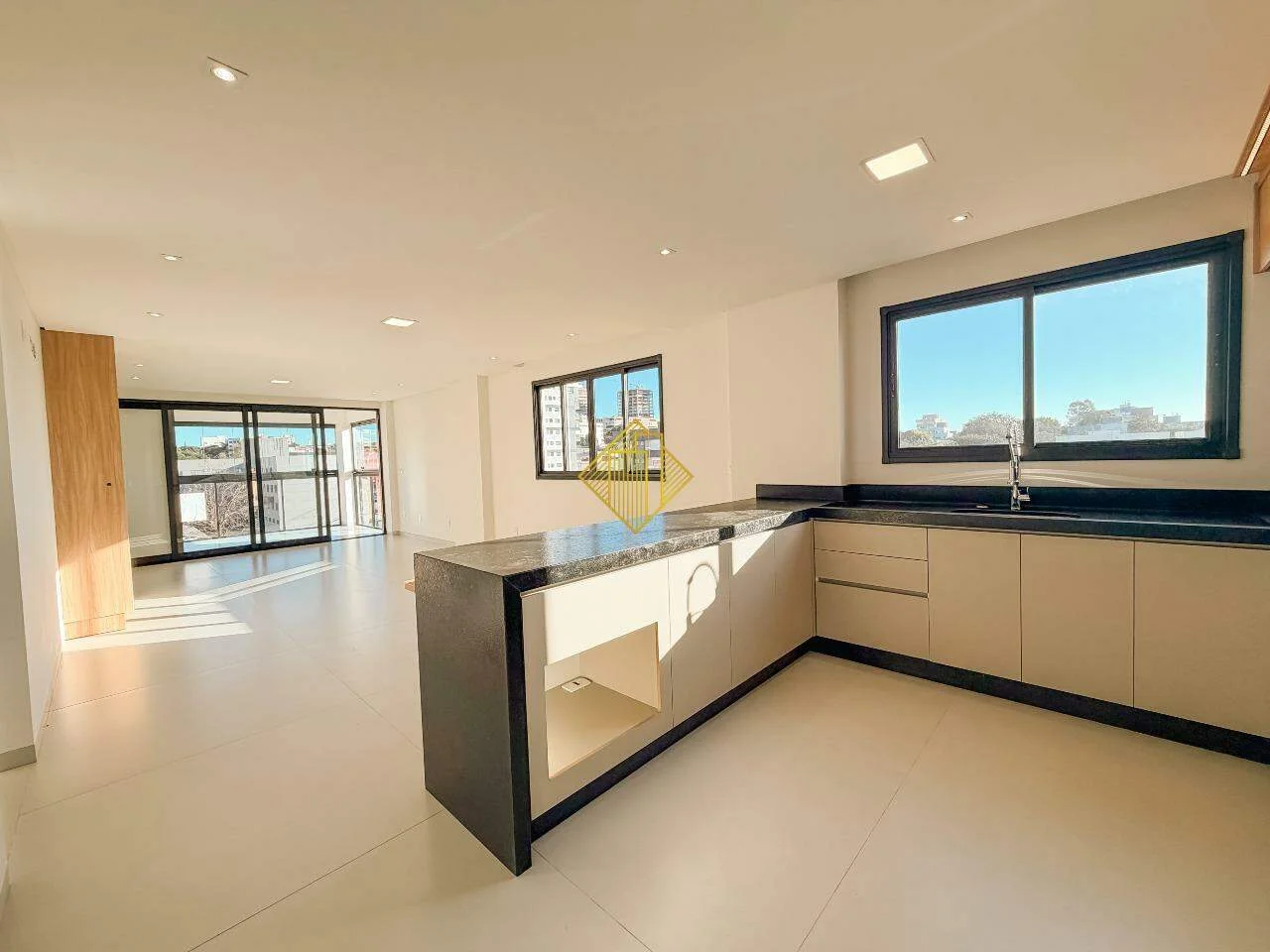 Apartamento para aluguel, 3 quartos, 1 suíte, 2 vagas, Centro - Cascavel/PR