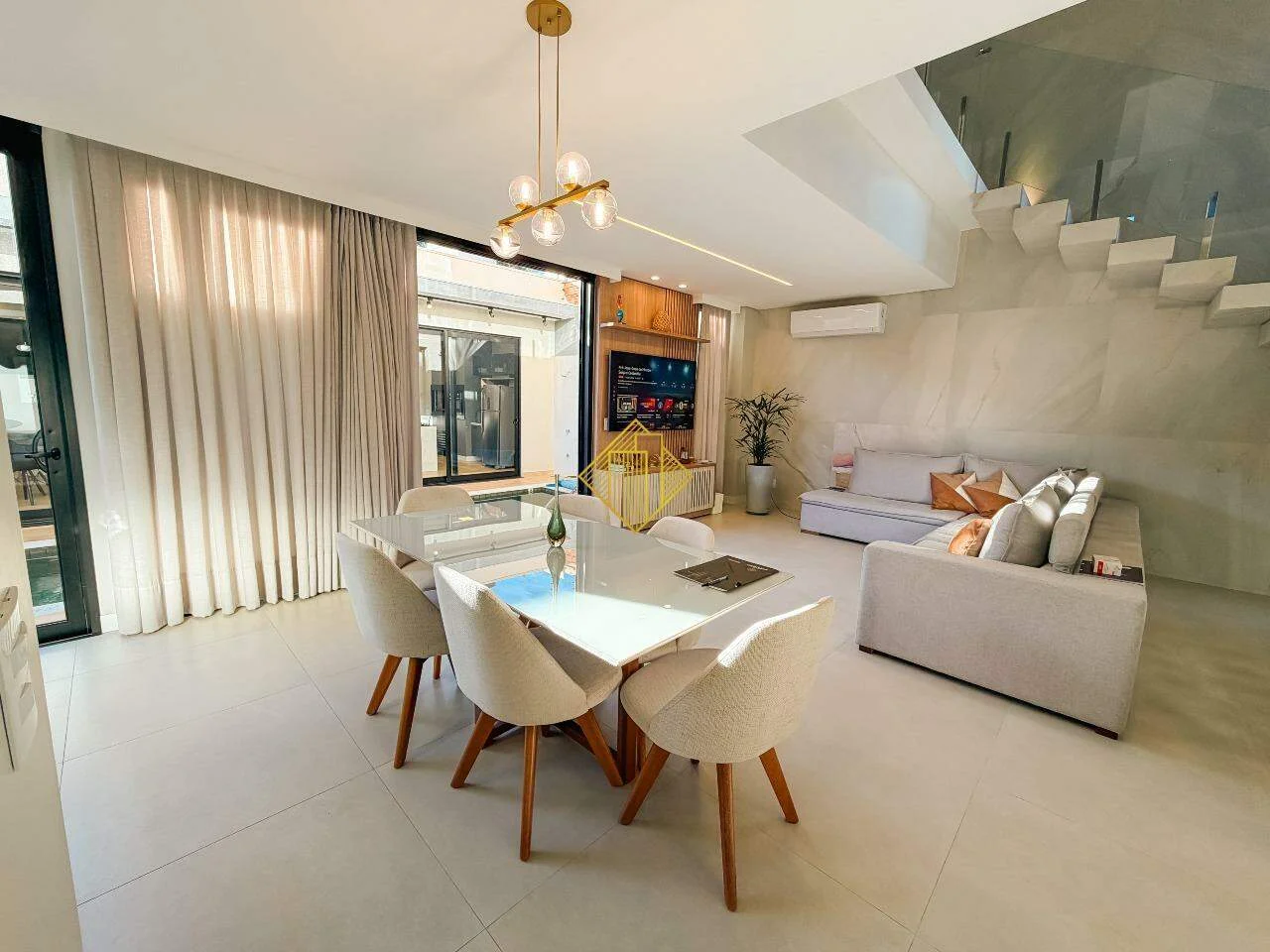 Sobrado Residencial à venda em Cascavel/PR (Bairro Tropical III) | 237 m² | Terreno 301 m²