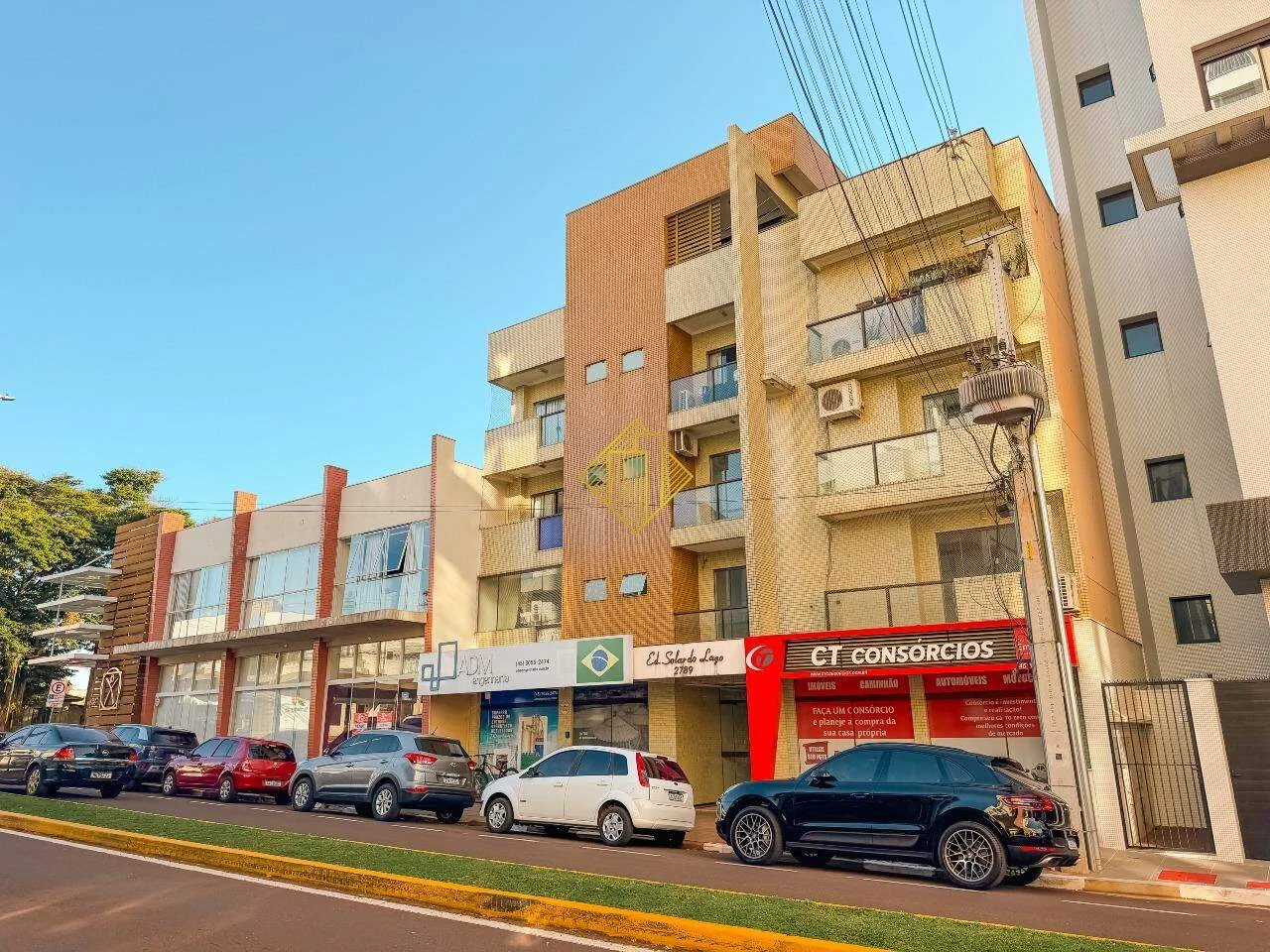 **APARTAMENTO COM 01 SUÍTE MASTER E 02 QUARTOS NO LAGO MUNICIPAL DE TOLEDO**