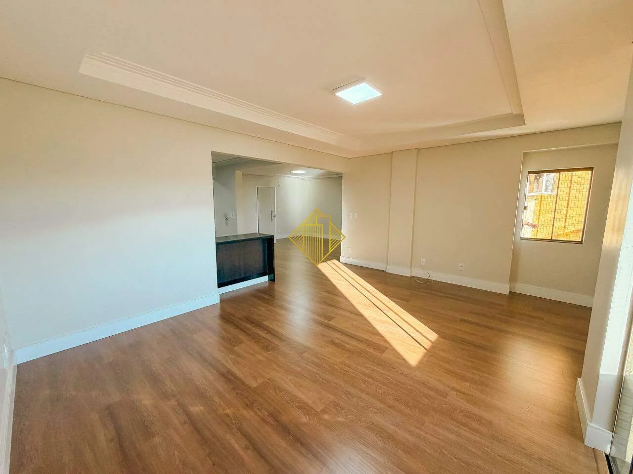 **APARTAMENTO COM 01 SUÍTE MASTER E 02 QUARTOS NO LAGO MUNICIPAL DE TOLEDO**