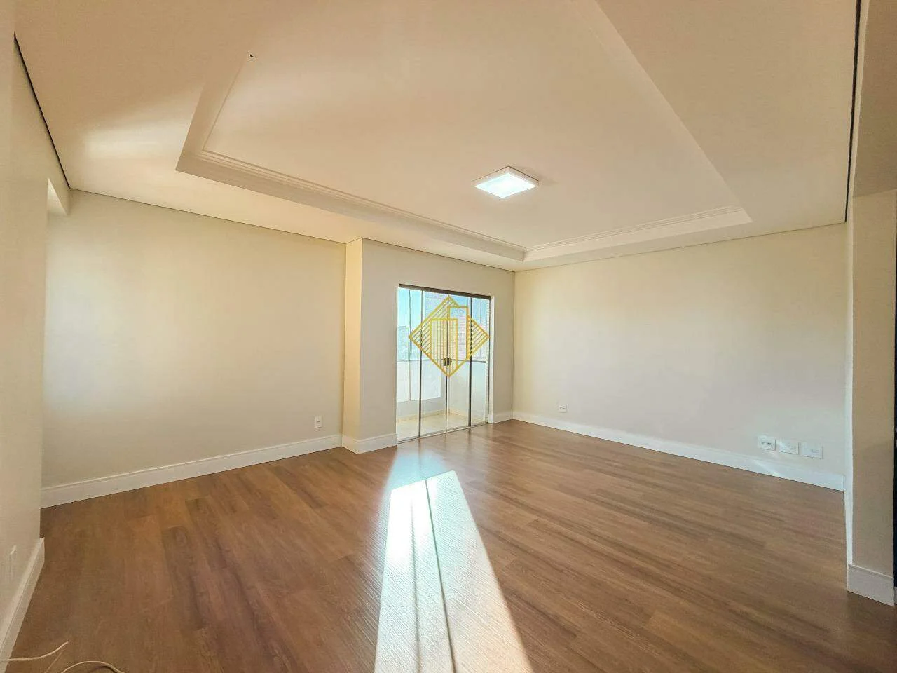 **APARTAMENTO COM 01 SUÍTE MASTER E 02 QUARTOS NO LAGO MUNICIPAL DE TOLEDO**