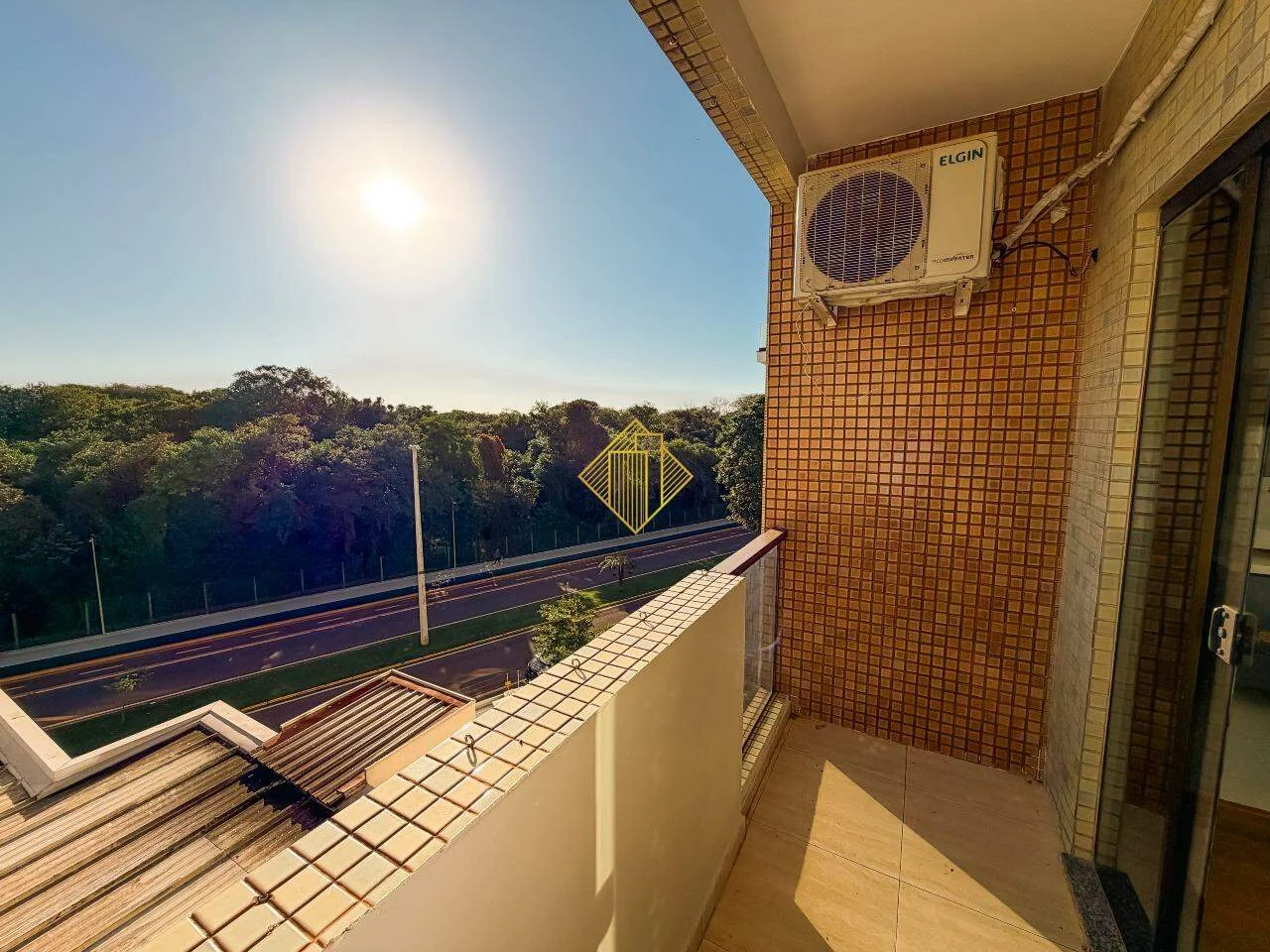 **APARTAMENTO COM 01 SUÍTE MASTER E 02 QUARTOS NO LAGO MUNICIPAL DE TOLEDO**