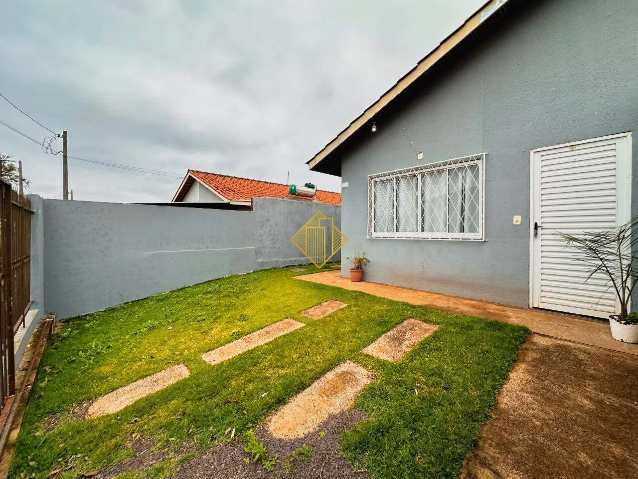 Casa à venda com ampla sobra de terreno