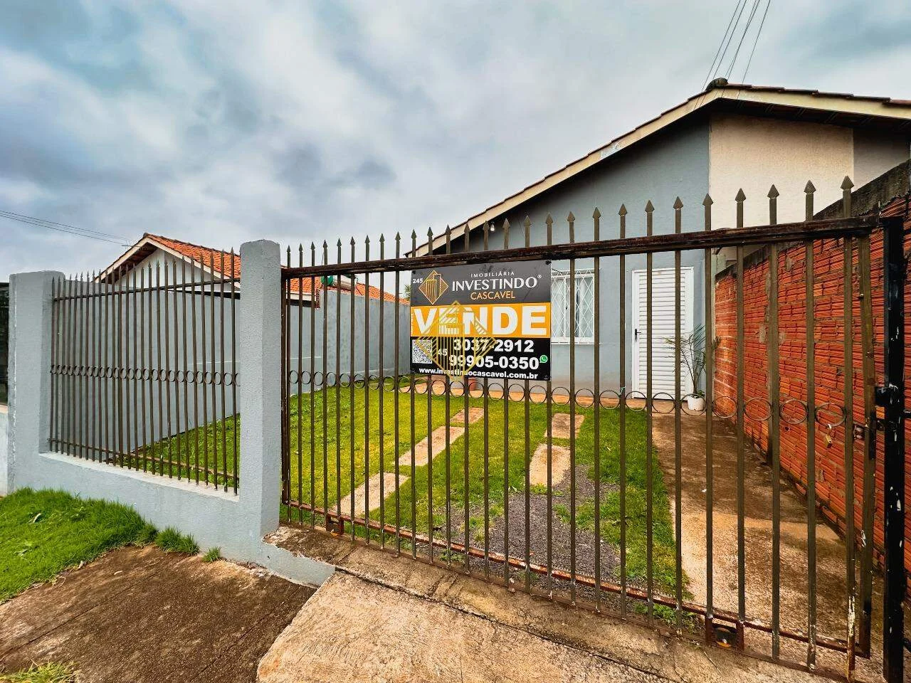 Casa à venda com ampla sobra de terreno