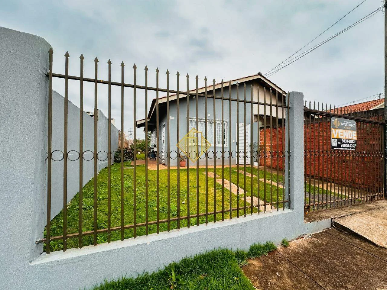 Casa à venda com ampla sobra de terreno