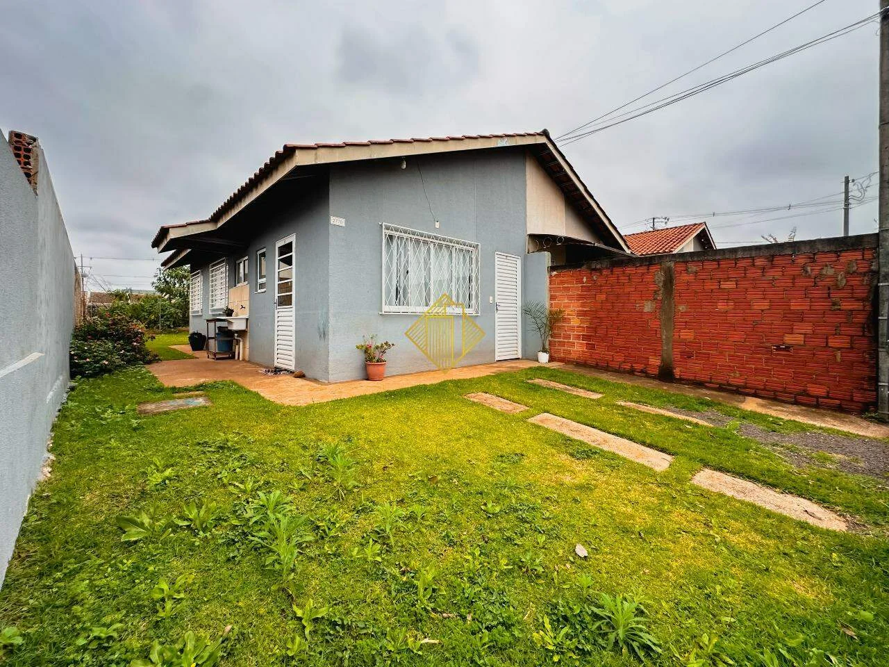 Casa à venda com ampla sobra de terreno