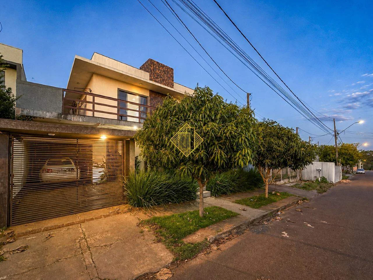 Sobrado com piscina e ampla sobra de terreno