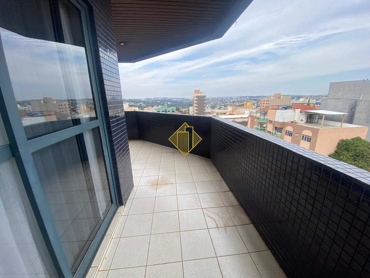 APARTAMENTO ALTO PADRÃO SEMI MOBILIADO NO CENTRO EM TOLEDO PARANÁ