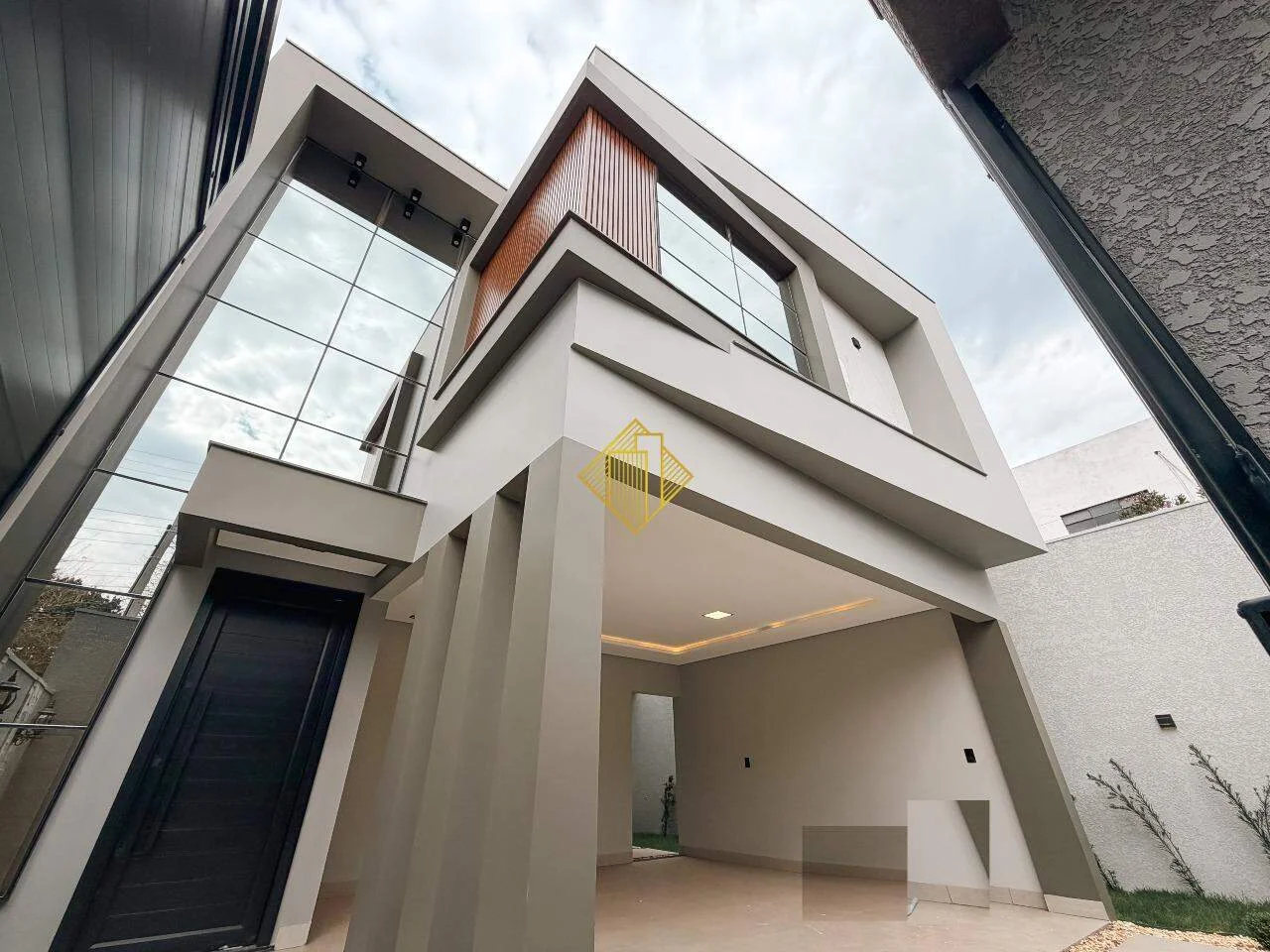 **SOBRADO COM 02 SUÍTES E 01 QUARTO – CENTRO**