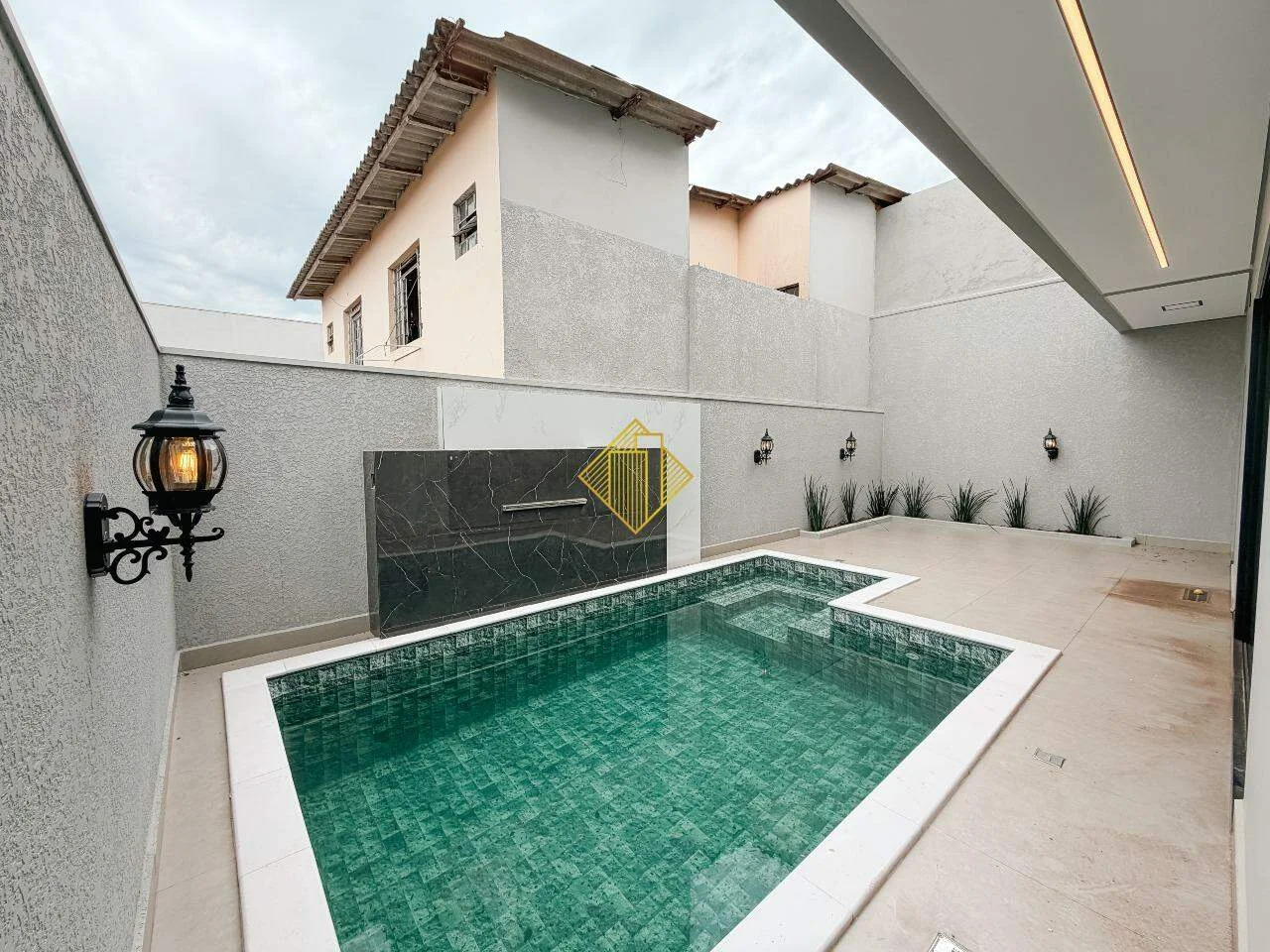 **SOBRADO COM 02 SUÍTES E 01 QUARTO – CENTRO**