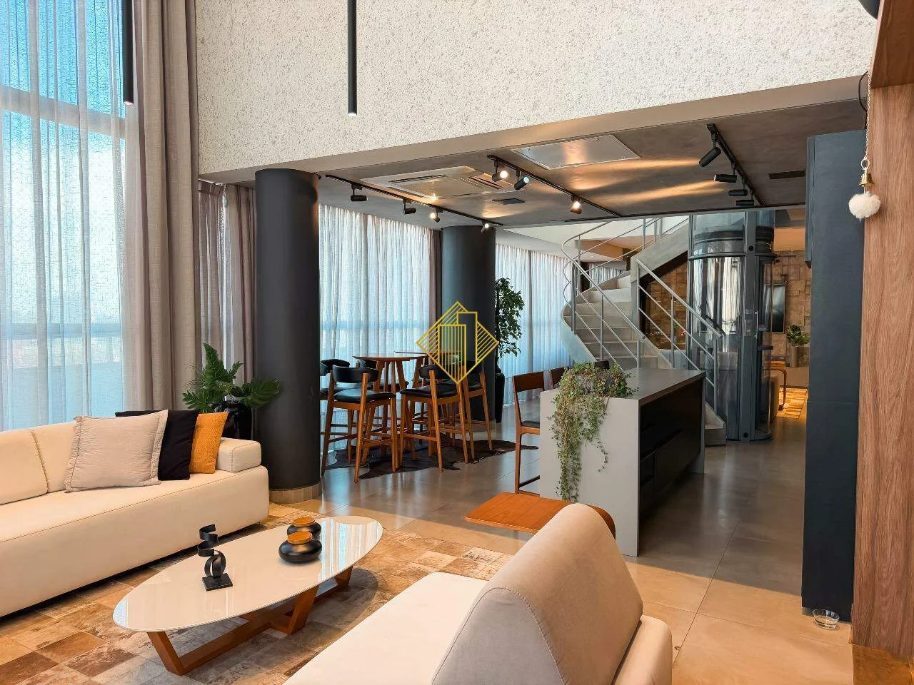 Cobertura duplex toda mobilhada com 275 m², no Residencial Modigliani, no Centro de Cascavel