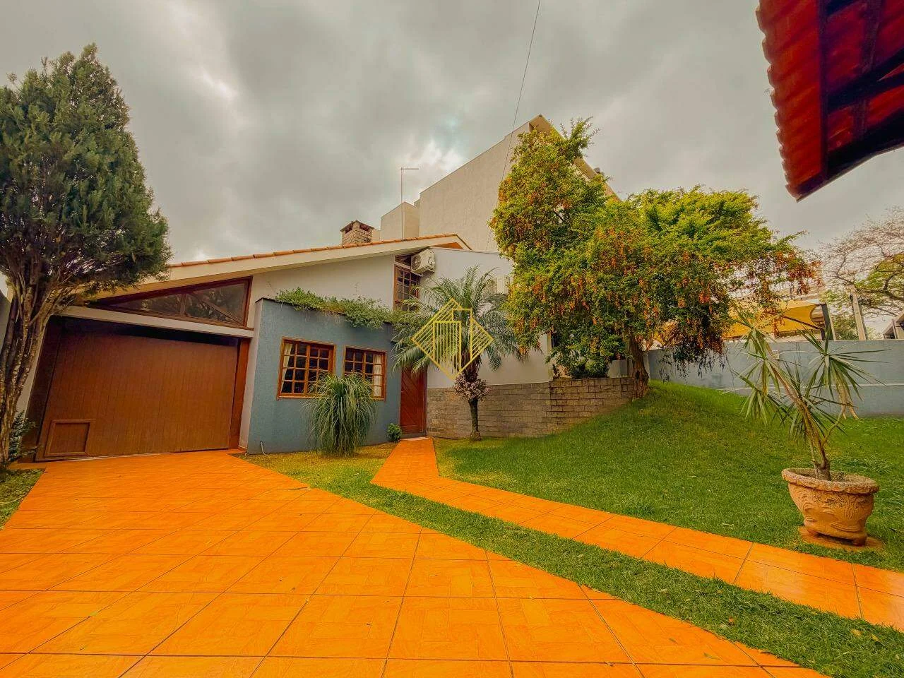 Sobrado à venda com 5 quartos e amplo terreno no Jardim Gisela em Toledo - Paraná