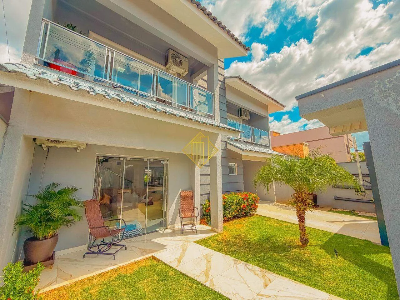 Sobrado alto padrão à venda com piscina aquecida e energia solar no Jardim Gisela - Toledo PR