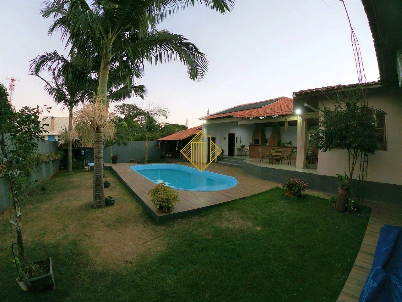 CASA COM ÁREA DE FESTAS EM TERRENO AMPLO NO JARDIM LA SALLE, TOLEDO-PR
