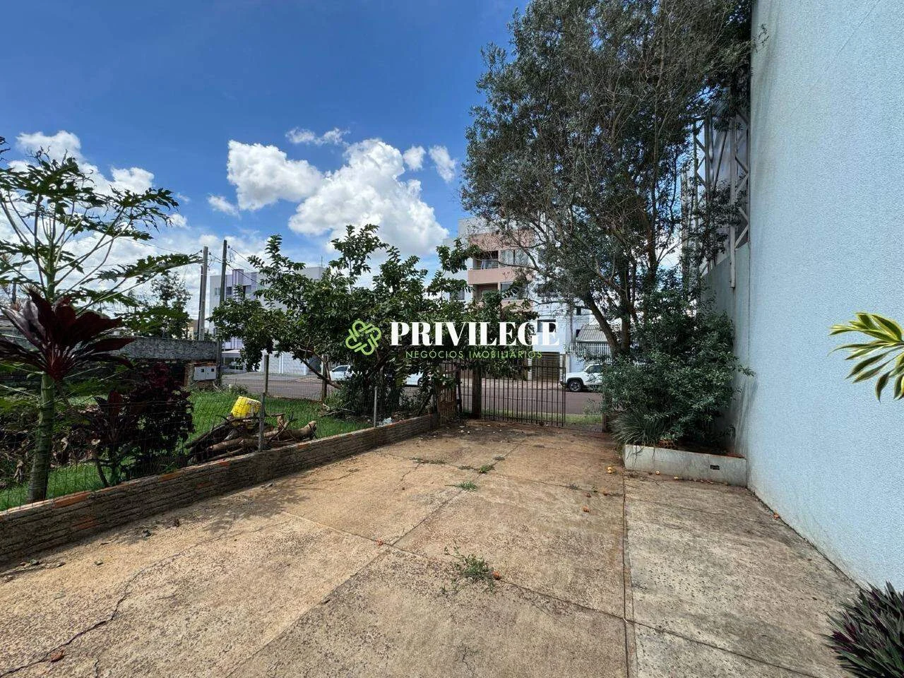 À VENDA Casa com excelente terreno para fins comerciais no Centro em Cascavel-Pr.